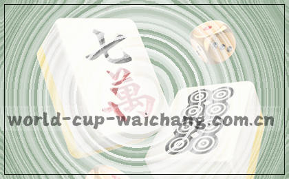 穿着泳衣蹲在沙滩玩沙子